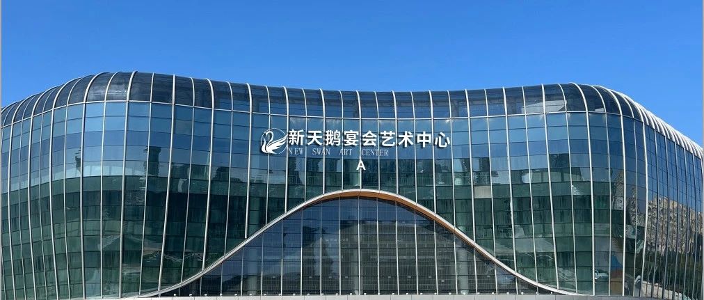 营业面积2万方，斥资近8千万，提供沉浸式、体验式的服务模式，结合传统与时尚元素，为新人打造独特的婚礼体验。
