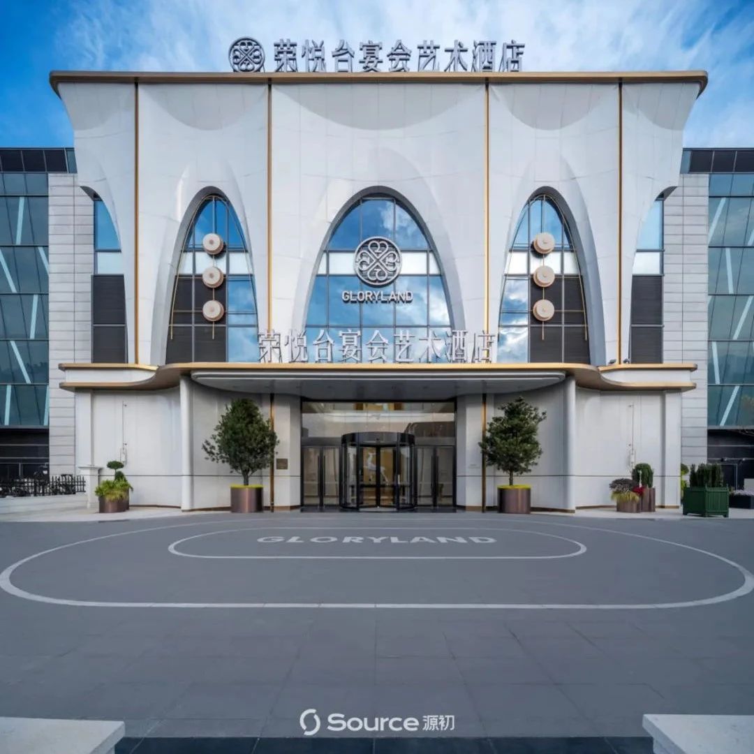 户外采用庄园的设计风格，以层叠的绿为天然帷幔，外立面雕刻线条似庄重的仪式队列，隐喻爱欲穿越人神界限的古老命题。