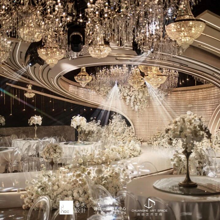 以经典黑金为主色调，深邃的黑色背景如同沉静的夜空，为整个庆典拉开序幕，香槟金与纯白花艺点缀其间，轻盈而欢快。