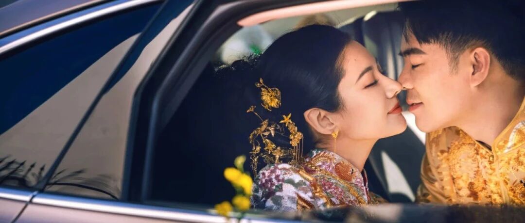 霸王茶姬创始人张俊杰与&ldquo;光伏二代&rdquo;高海纯举办婚礼，现场展台摆满奶茶，引发网友热议。