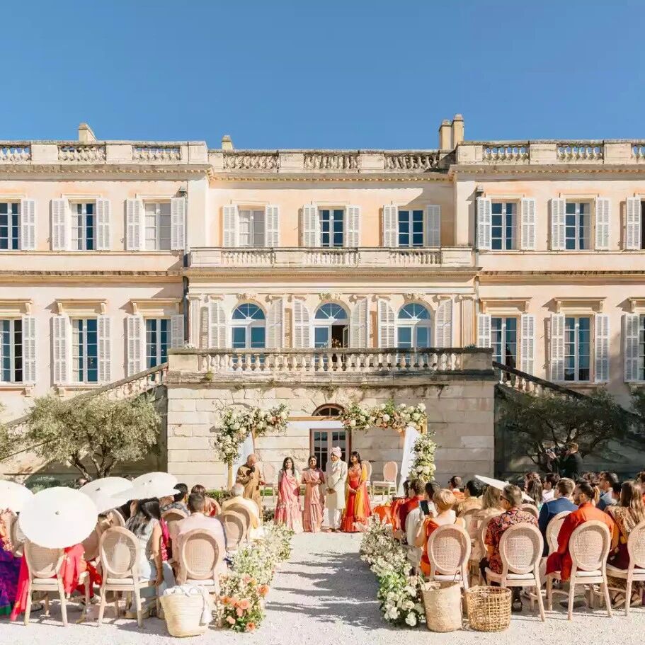 仪式后，80多人出现剧烈呕吐、腹泻和头晕症状，被送往医院紧急就诊。新人方报警，要求严惩涉事餐饮公司。