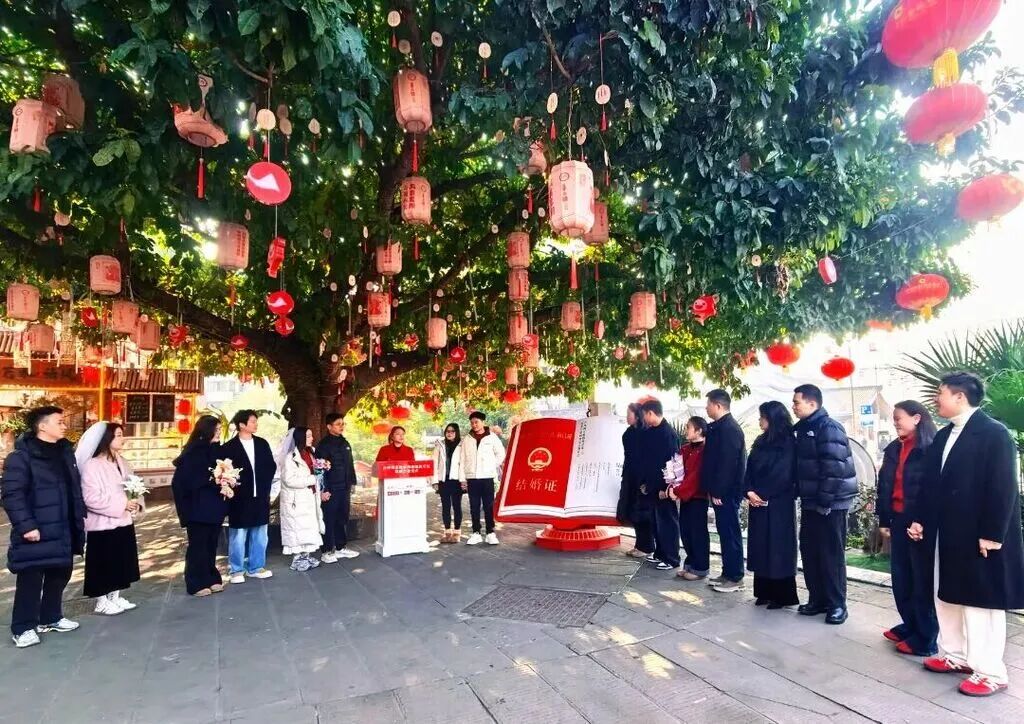 新人在沙坪坝区民政局磁器口婚姻登记点参与集体颁证。市民政局供图