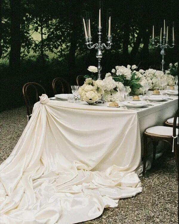 2026年的婚礼色彩趋势将突破常规，拥抱既大胆又优雅、既现代又永恒的色调。