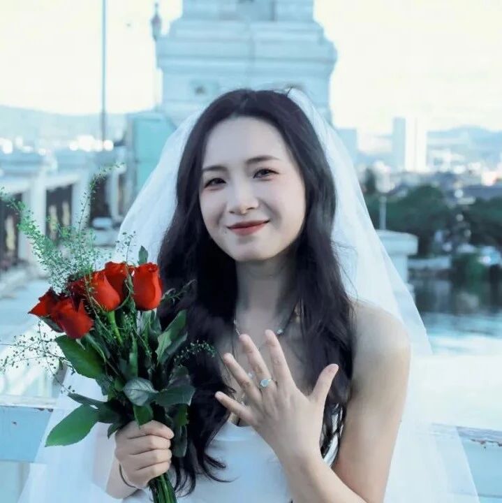 走红：一个人的婚纱照！