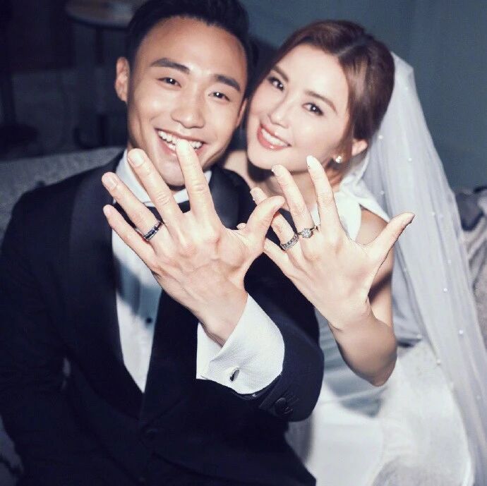 知名歌手蔡卓妍，宣布结婚并晒出结婚照。消息发出后，钟欣潼转发推文并祝福蔡卓妍：恭喜你，我的女孩。